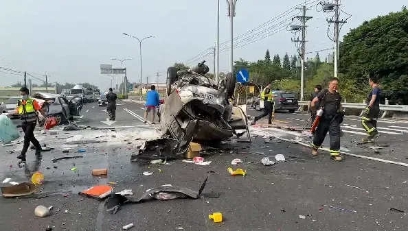 等紅燈被高速衝撞！雲林車禍1死4傷　45歲男淪「夾心」重傷亡
