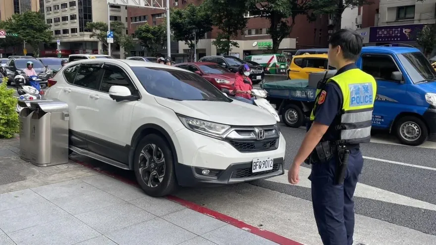 快訊/影片曝光！財政部資訊中心前休旅車開上人行道　男子陳屍車內