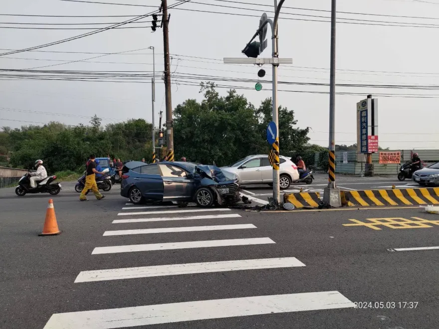 快訊/高雄師大門口重大車禍！一家4口開車自撞電桿　父亡3童受傷搶救