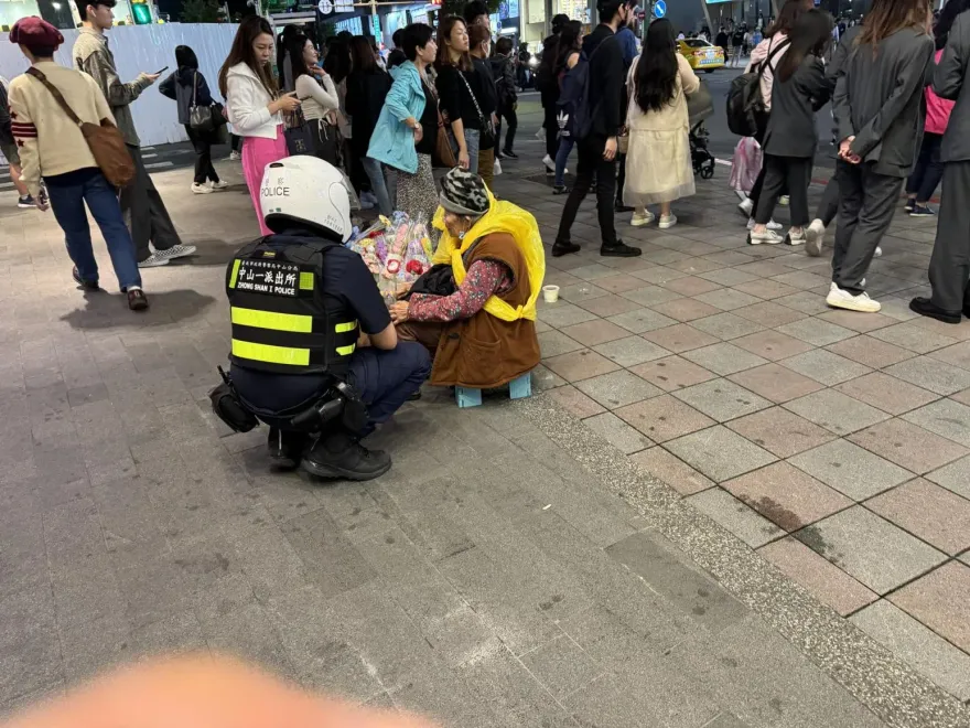 賣花老婦遭警關切哭了？他嘆不抓通緝犯「只為難養家糊口」　全場酸爆