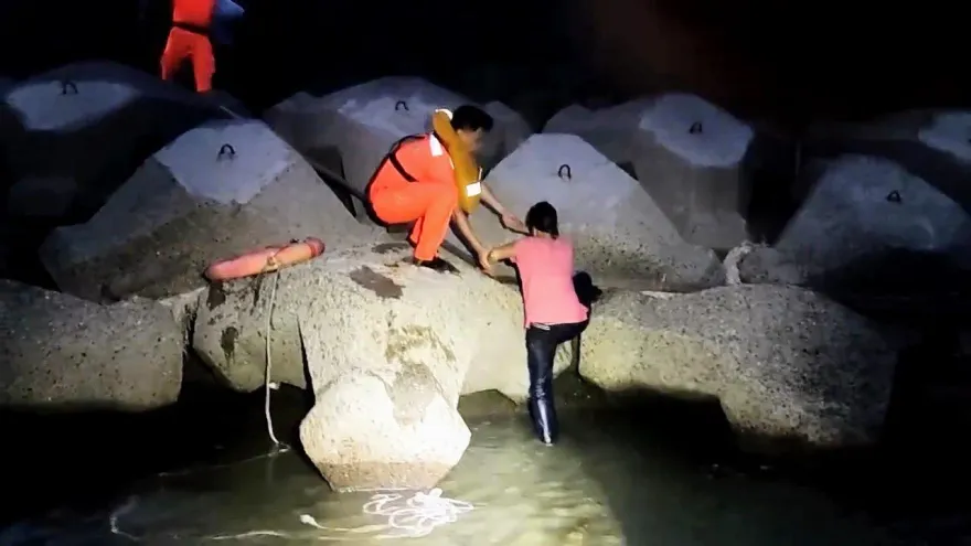 影/為撿東西失足落海！嘉義婦失溫雙腳發軟　海巡馳援「公主抱」送醫