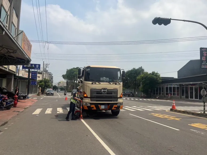 快訊/要命死角！高雄「混凝土車撞機車」　女騎士遭捲入車底