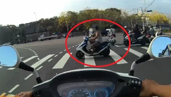 影/違規騎士兇巴巴！情緒激動警忍不住嗆：臭淑蠟　下場GG了