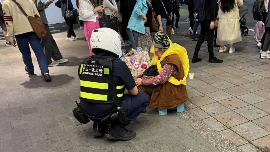 賣花老婦遭警關切落淚！他不捨痛罵…網竟無人挺　中山分局也回應了