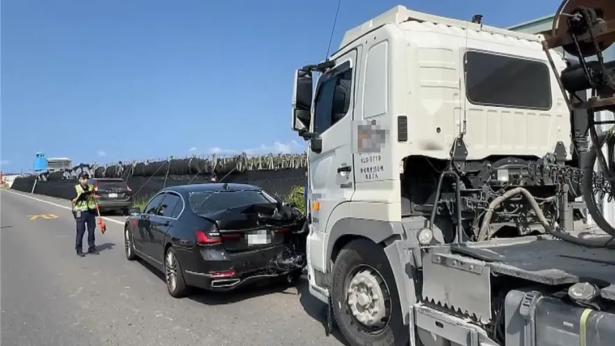 快訊/賠到脫褲！保時捷、BMW停等紅燈竟遭砂石車追尾　維修費恐是天價