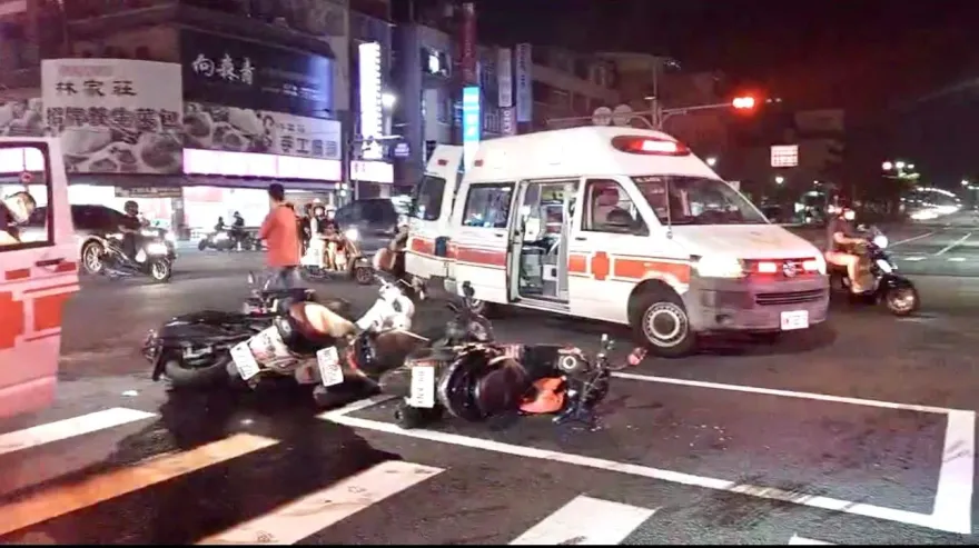 快訊/畫面曝光！高雄鳳山自小客撞機車波及4車　5人倒成一團受傷送醫