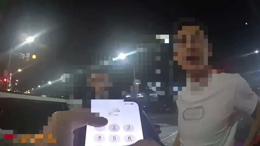 影/三重惡劣賓士猴深夜追撞機車...員警眼前竟肇逃　再度肇事棄車落跑釀3人傷