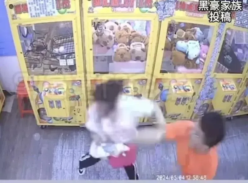 影/賞4巴掌、踹7下再扯髮拖走！　台中一中商圈「狠男毆女」驚悚畫面曝