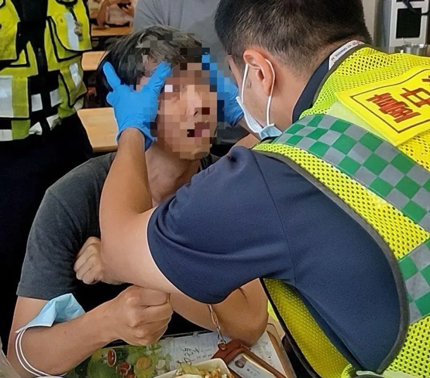 影/直擊！台中男吃飯一半「舉筷僵住」變蠟像　原來是「低血糖」