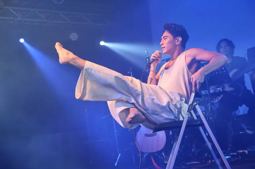 睽違一年舉辦個人專場！柏霖PoLin光腳演出　母嫌靈魂「好污濁」