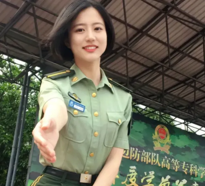 被讚「最甜退役女兵」！陸警「邊檢小花」暴紅　俏麗高顏值狂吸150萬粉