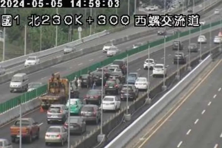 快訊/國1西螺交流道「8車連環撞」！3人受傷送醫　時速僅剩17KM