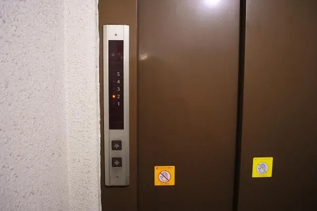 影/驚險！5歲女童手臂遭電梯門片夾住　保全狂奔七層樓救人