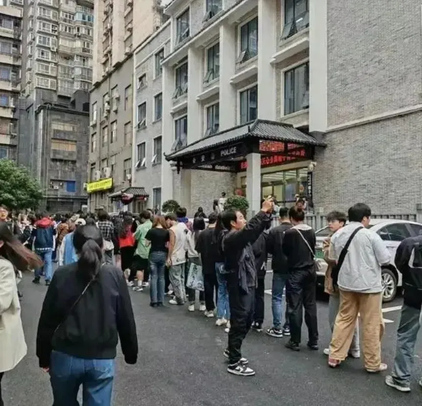 遊客搶拍「蹲下抱頭照」！陸派出所成網紅景點　波麗士無奈：別進辦公區