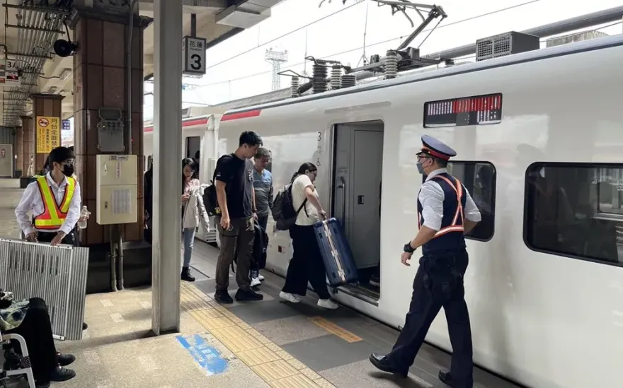 荷包哭哭！台鐵擬漲票價　台北到高雄自強號「恐漲破1100元」