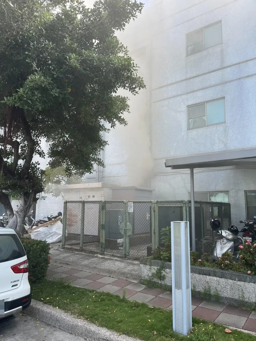 快訊/轟！高雄面板廠倉庫巨響起火　員工聞濃濃焦味竄濃煙