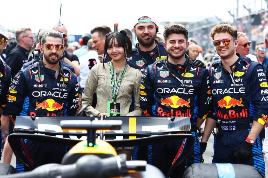 影/看到Lisa終點線揮旗！F1邁凱倫諾里斯生涯首飆冠