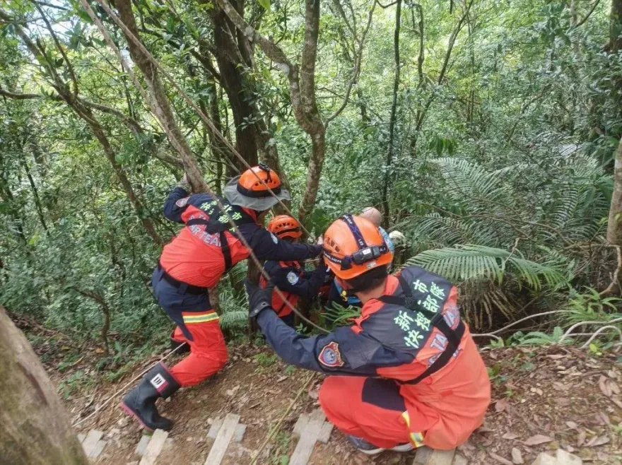 快訊/夫妻鱷魚島健行摔下山！空拍機找到人清醒　已救回路面