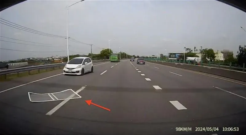 國2大竹段掉落紗窗！休旅車駕駛急閃避「失控自撞」　360度翻轉撞聯結車