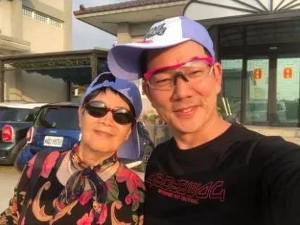 84歲母獲頒模範母親！任賢齊急返台竟「沒趕上典禮」　無奈原因曝