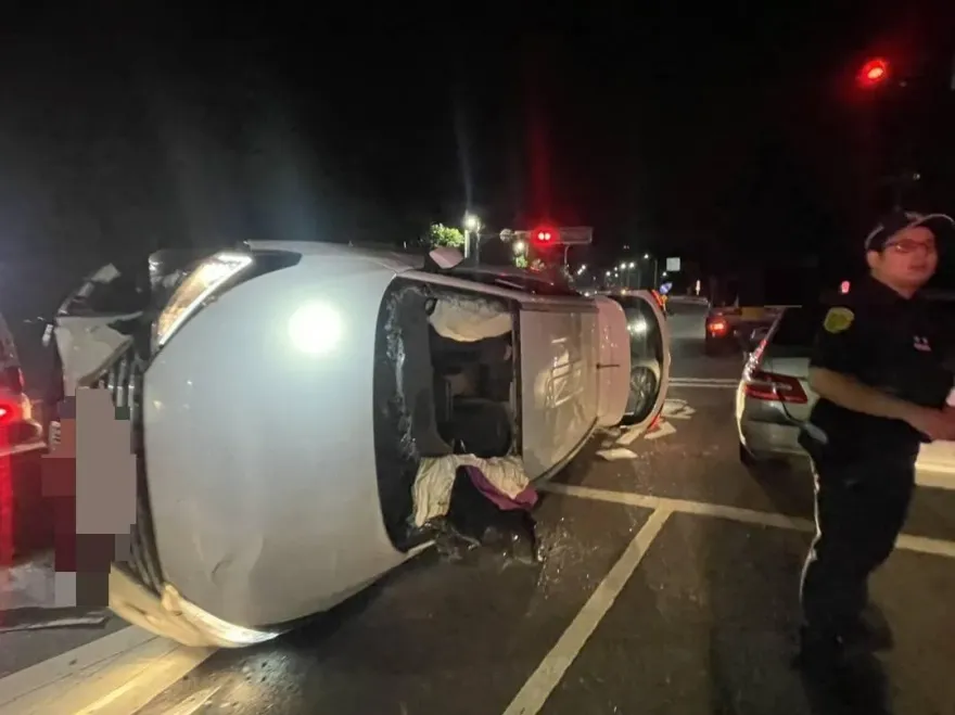 快訊/萬里隧道外「轎車側翻」！駕駛受困警消破窗救人緊急送醫