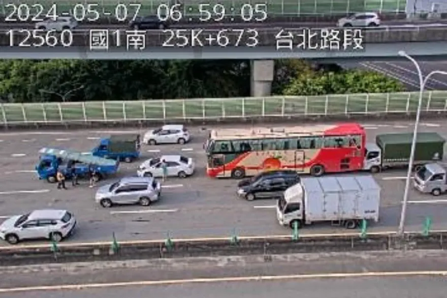 快訊/國1北向「4車追撞」！占用中、外線車道後方回堵中　上班請注意