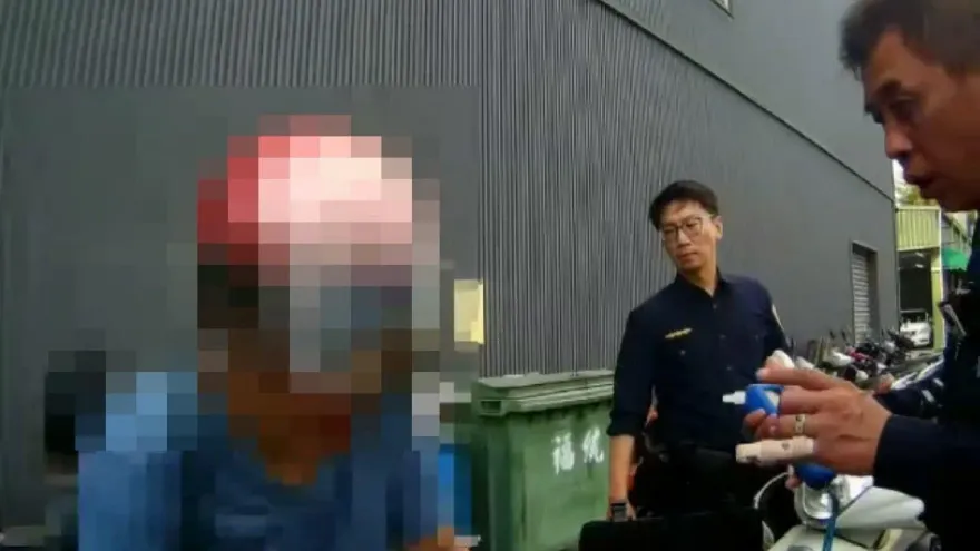 又是酒駕！高雄男騎車鑽來鑽去　不知警在後方…早聞到酒氣