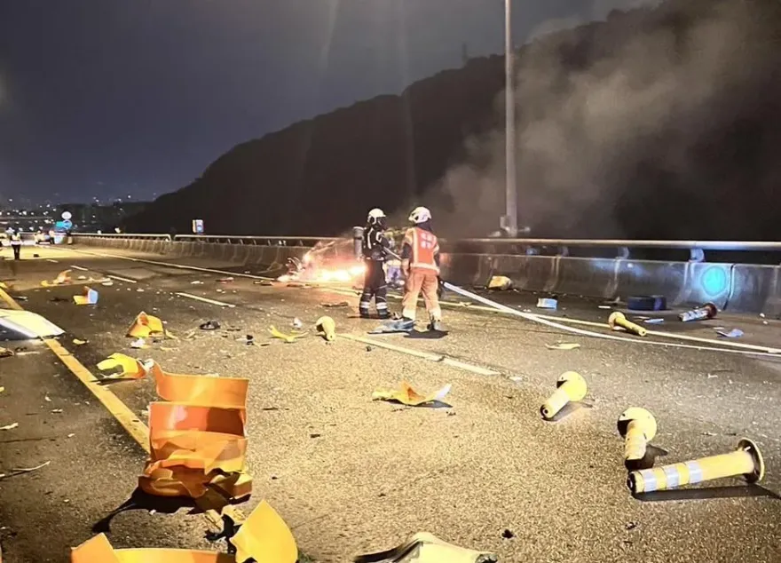影/國1五楊高架大火球！汽車自撞翻覆　駕駛活活燒死成焦屍