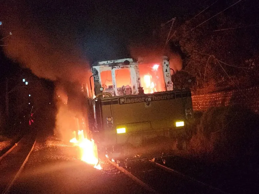 影/后里=豐原砸道車行駛間起火！電車線燒起來　中午前搶修完畢