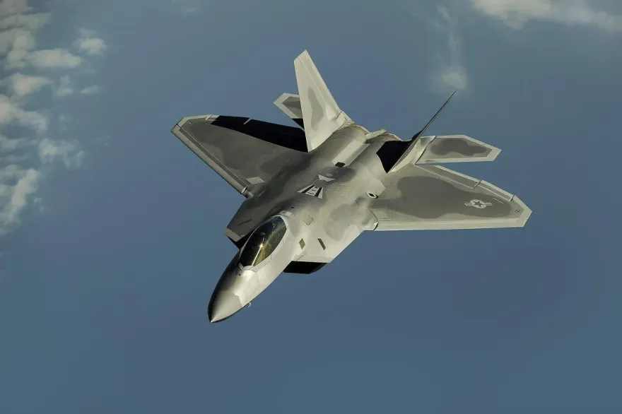 美空軍F-22「猛禽」戰鬥機演習中墜毁　飛行員平安無事