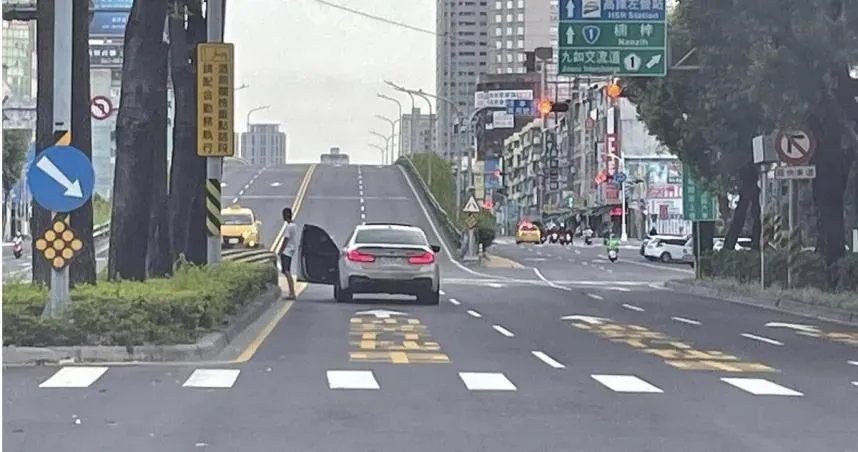 一泡尿要價6600！BMW男快車道等紅燈　竟「抽空」當街小解