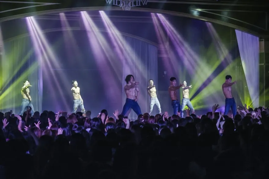 噴鼻血！韓國8猛男演員台上脫了　64塊肌蹦出肉體18禁超尺度演出