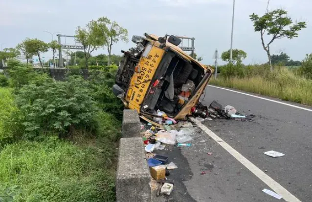 快訊/嘉義太保驚傳死亡車禍！拖吊車自撞護欄翻覆　駕駛送醫不治