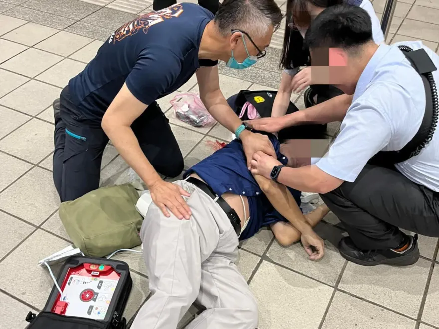 男捷運站內突昏迷！他們聯手「即刻救援」　鬼門關前搶回一命