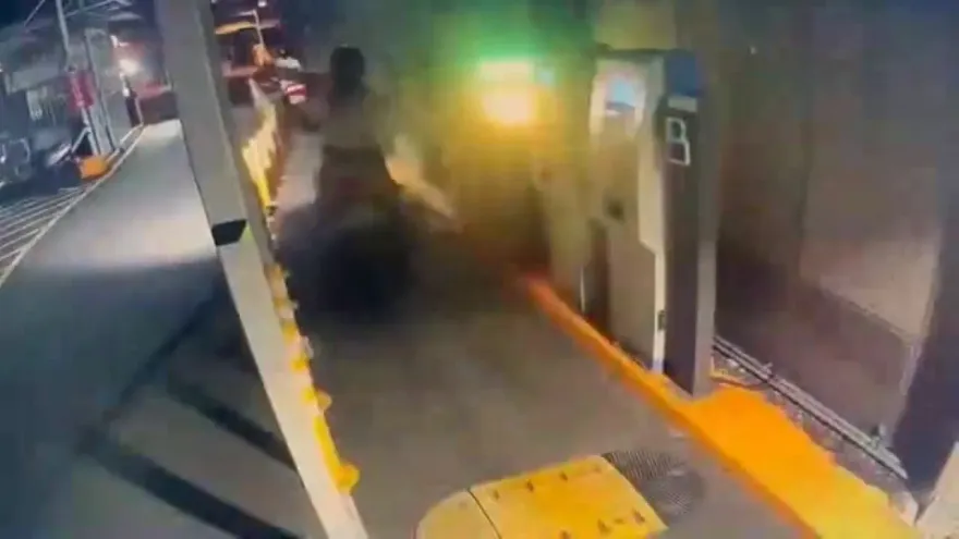影/闖關失敗！嫩妹疑「跟車」想逃票　下秒撞柵欄慘變「在地人」