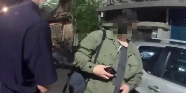 影/北市驚見架拐子怪客！二度攻擊女學生「狠拐、推撞柱」 被逮竟不願道歉