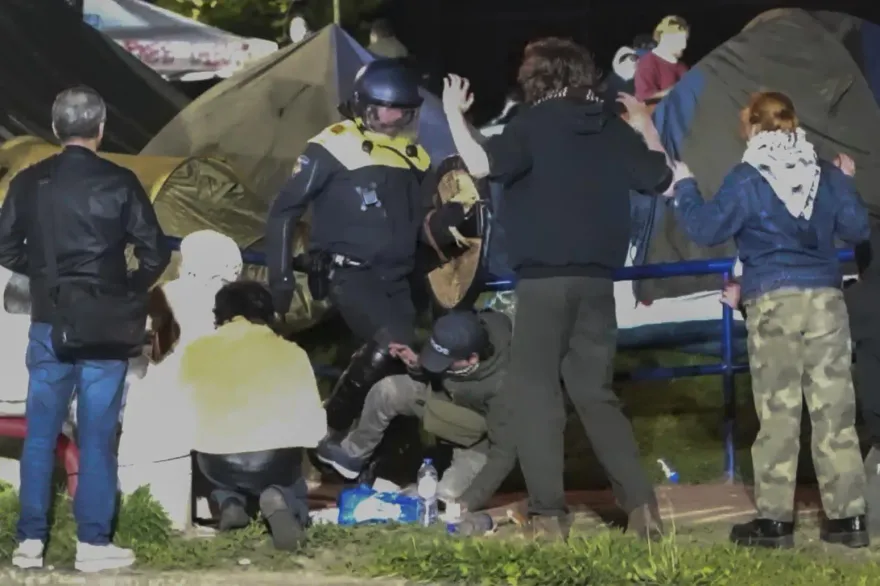 影/反戰示威燒進歐洲校園！鎮暴警察開推土機清路障　荷蘭阿姆斯特丹大學125人遭逮捕