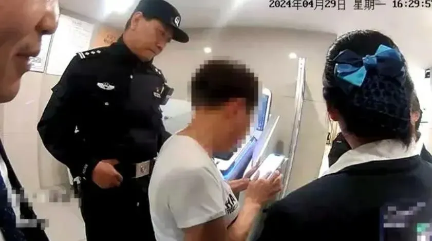 影/躲過一劫！「緊張手抖」輸錯密碼鎖帳戶　大媽遇電詐幸運保住9萬元