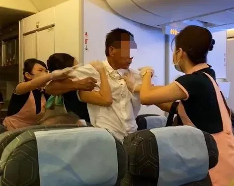 影/3萬呎高空全武行！長榮飛舊金山航班旅客換座位爆互毆　FBI都出動了
