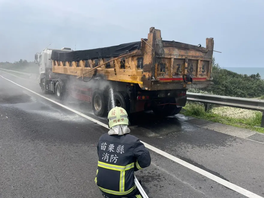 影/西濱南下通霄段火燒車！砂石車疑煞車咬死發熱起火　幸無人員傷亡