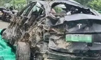 夫妻開新車「墜崖雙亡」！行車紀錄器數據竟詭異消失　特斯拉：按到暫停、硬碟空間不足