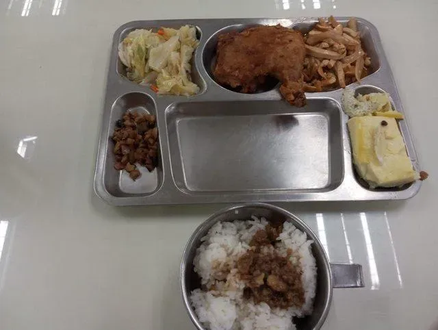 便當店「4菜雞腿飯」130元　網見菜色驚：不如吃超商