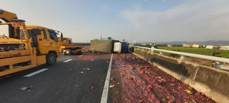 影/國3霧峰段北向「小貨車翻覆」！路上全是西瓜　車流一度回堵2公里