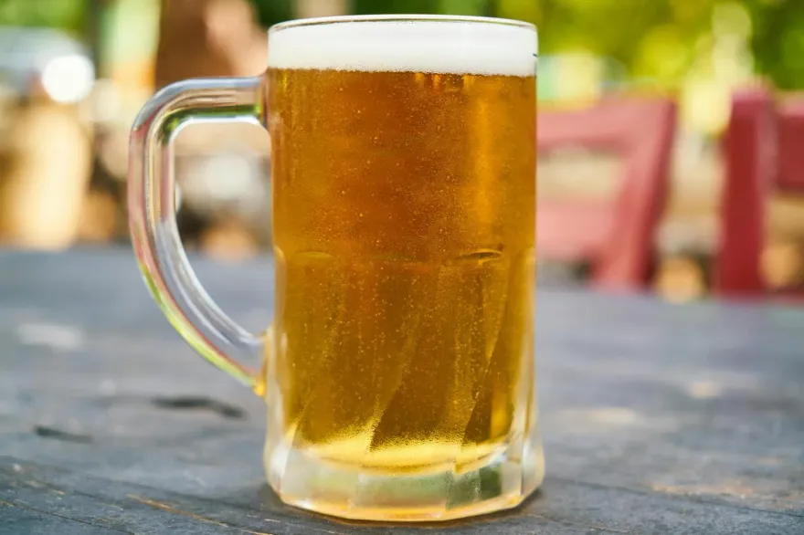敘敘苑也遭殃！噁男烤肉網「烤鞋子」　啤酒杯內「鮮榨尿液」