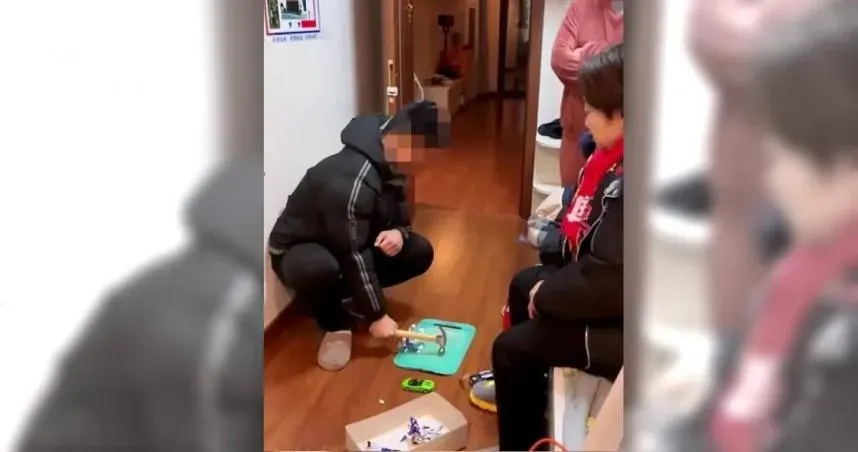 自豪兒7歲精通4語言　教育專家逼國中孩「親手砸爛鋼彈」…當局要查了
