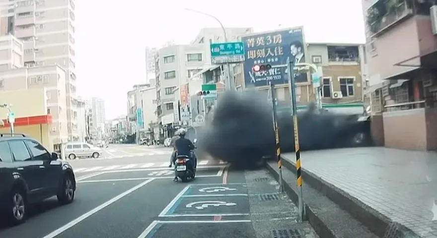 好大的烏賊！右側大樓秒噴黑煙　乖乖在停車格的騎士慘了