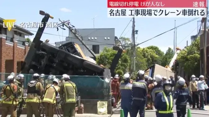 影/名古屋建築工地爆工安意外　起重機整台傾倒壓垮電線桿還波及鄰房