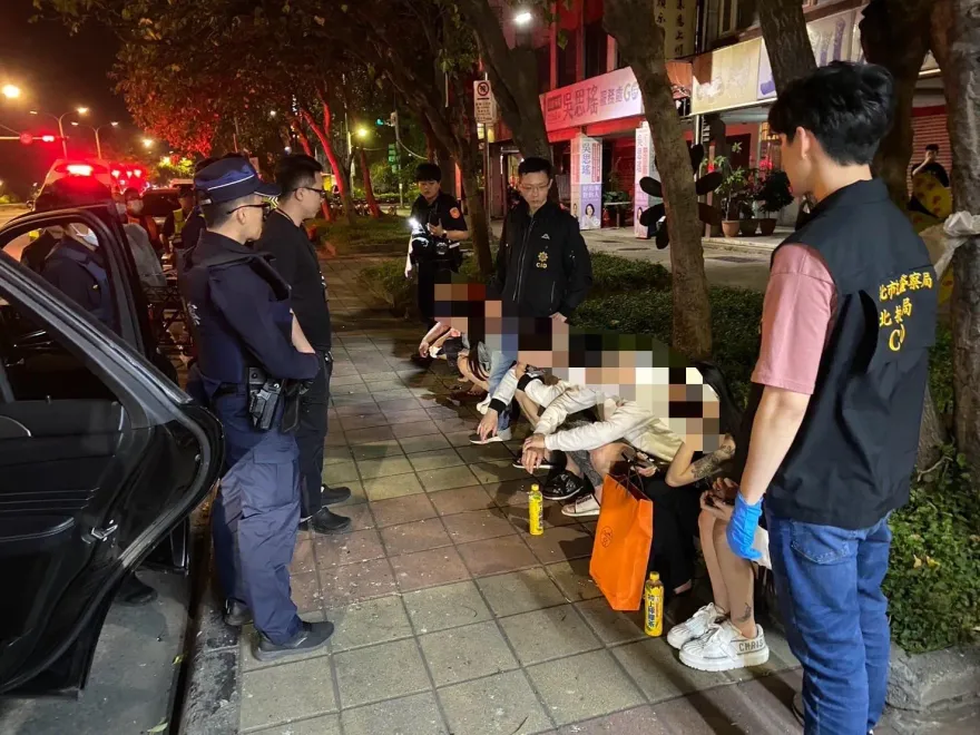 快訊/追女被拒竟恐嚇勒索6萬！擁槍男反遭對方撂人砍倒渾身血　3人被逮