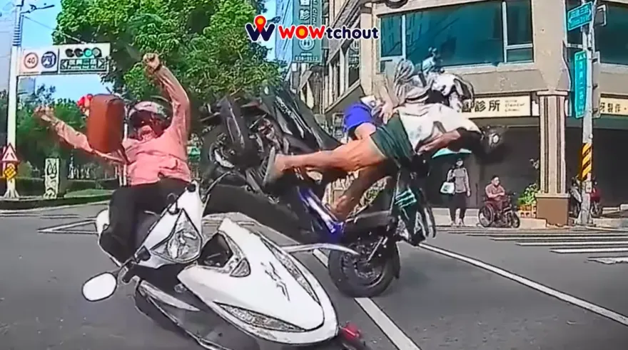 影/載妹搶快闖紅燈！待轉區婦人衰遭撞　3人抱車「原地起飛」