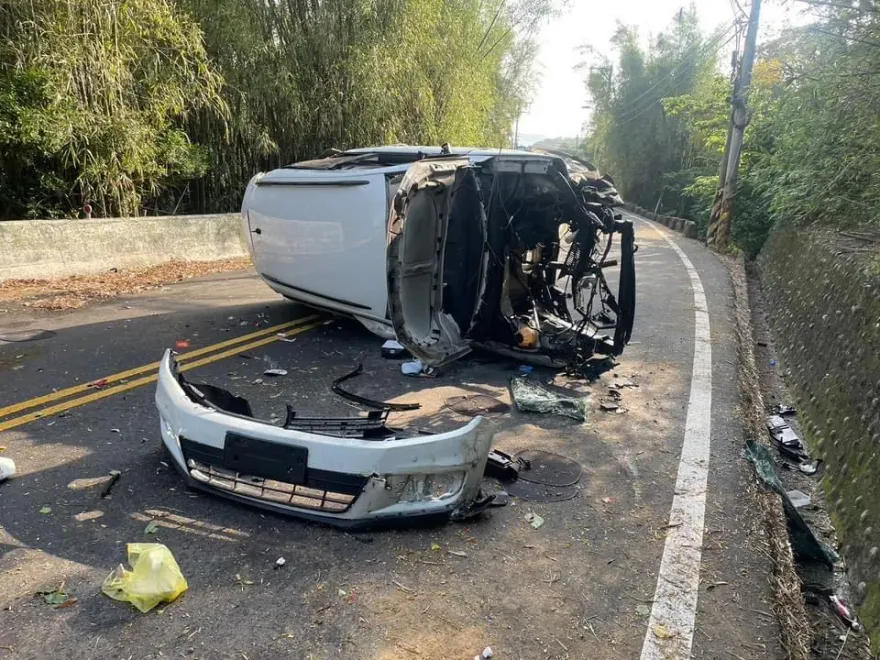 影/小鋼炮慘變「在地無頭車」！苗栗西湖大翻車　撞護欄車頭毀駕駛送醫
